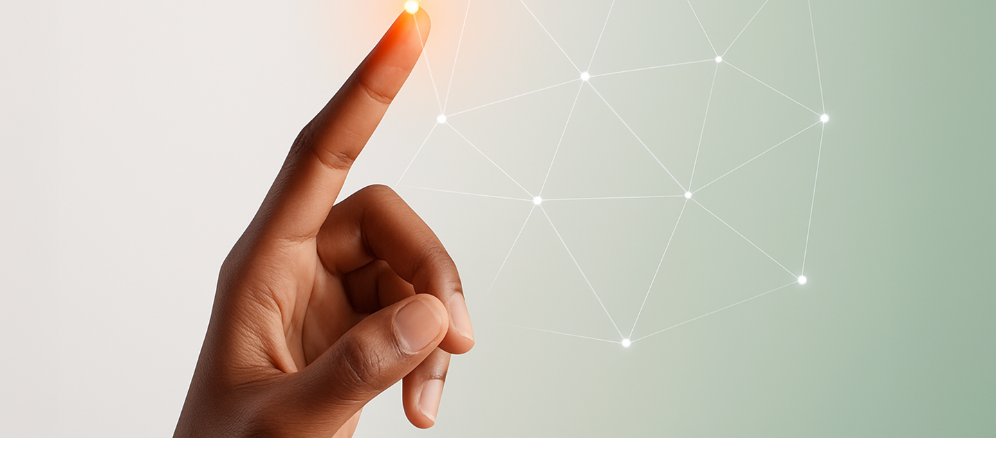 Mão apontando para cima com tecnologia conectada ao fundo